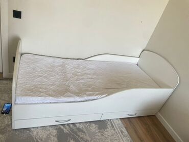 две кровати с матрасами: Белая детская кровать с изогнутой спинкой и изножьем, оснащенная двумя