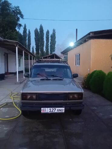 диск gx: Универсал Lada 2104 бежевого цвета, оснащенный багажником на крыше