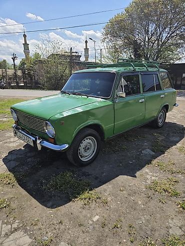jiquli mosdu: VAZ 2102 universal, yaşıl rəngdə, dam yük rəfi ilə. Xüsusiyyətlər: - — 3