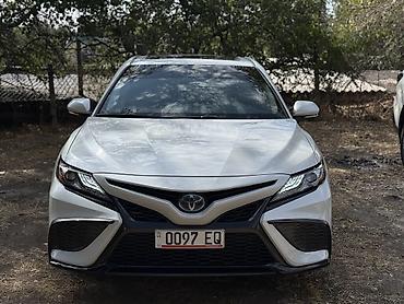 Toyota Camry: 2023 г., 2.5 л, Автомат, Гибрид, Седан