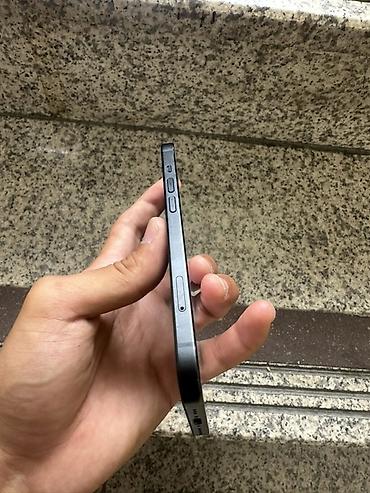 Apple iPhone: IPhone 13, цвет Midnight (чёрный) - Компактный корпус с плоскими — 4