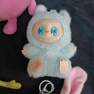 Игрушки: Набор мягких игрушек включает в себя семь различных фигурок, каждая со — 26