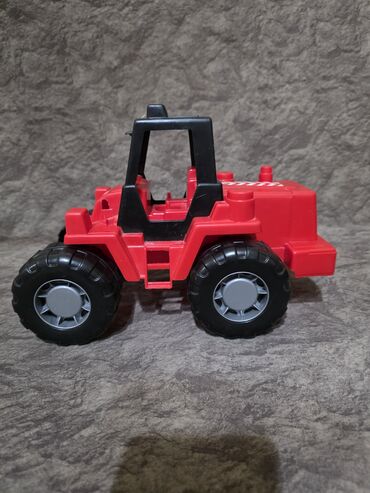 Oyuncaqlar: Uşaq oyuncaqları paketi – müxtəlif fiqurlar və aksesuarlar Tərkib: - — 13