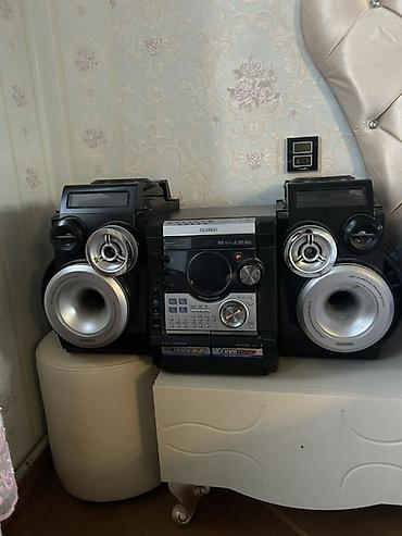 mp3 yükle: Samsung mini Hi‑Fi musiqi mərkəzi Xüsusiyyətlər: - 3 blokdan ibarət — 2