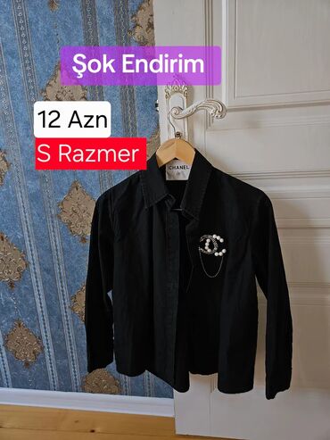 Dəstlər, kostyumlar: Chanel qara köynək. S razmerdir. Köynəkdə heç bir problem yoxdur. Az