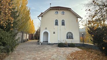 сниму дом недорого: Просторный загородный дом с ухоженной территорией и площадкой для