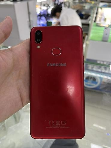 гелек: Samsung Galaxy A10s, красный - Дисплей: вырез Infinity‑V. Яркий — 2