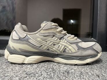Кроссовки и спортивная обувь: Мужские кроссовки, 42, Asics, Б/у, цвет - Серый, Самовывоз, Бесплатная доставка, Платная доставка