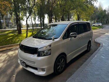 Toyota: Toyota Voxy: 2010 г., 2 л, Вариатор, Бензин, Минивэн