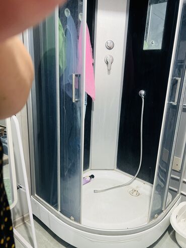 продажа двуспальных кроватей: Односпальная кровать, Б/у, С мягким изголовьем, длина - 180 см