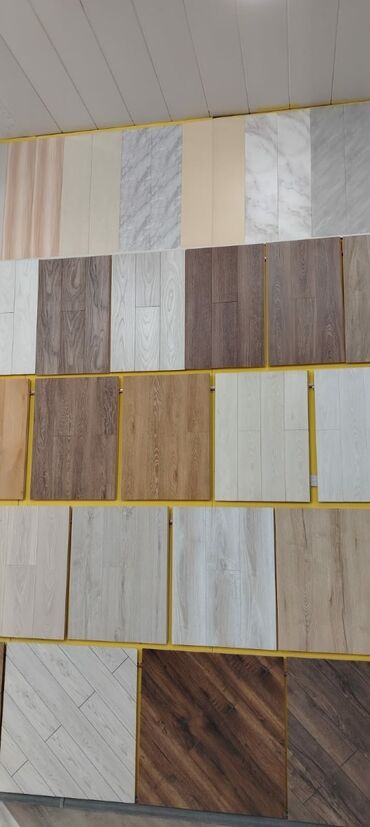 mərmər döşəmə: PVC divar və tavan panelləri, həmçinin laminat/parket görünüşlü döşəmə