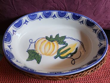 Činije: Porcelanska nova cinija-posuda sa korpom. Visina. 6cm. Duzina — 1