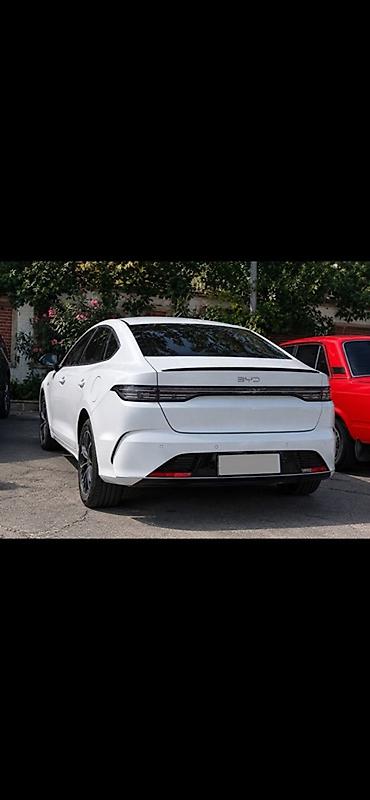 ford maşın: BYD Qin Plus DM-i (ağ sedan) – plug-in hibrid Xüsusiyyətlər: - GCU — 2