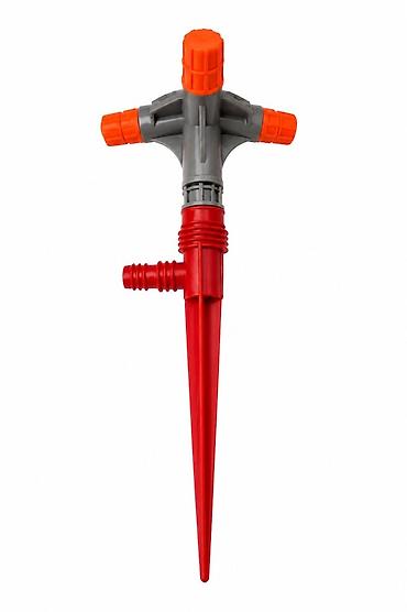 güldanda gül: Bağ üçün torpağa sancılan, üçbaşlı fısqı (sprinkler) suvarma başlığı — 1