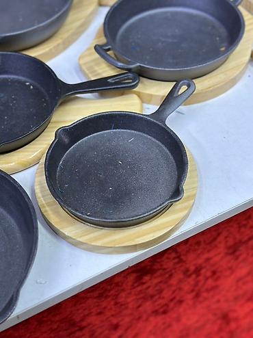 Сковородки: Чугунная сковорода с литой ручкой - Материал: цельнолитой чугун. - — 4