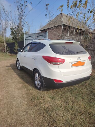 Hyundai: Hyundai ix35, ağ rəngli krossover/SUV. Xarici: - Ağ kuzov, qara alt — 2