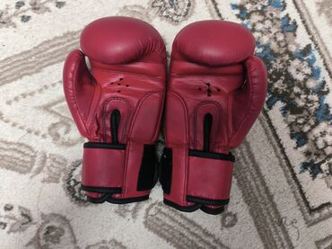 детские боксерские перчатки: Боксерские перчатки от Everlast размер: 6-OZ (детский) (кожа)