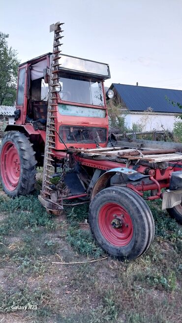 двух мостовой тягач: Сельхозтехника: трактор с сенокосильным оборудованием Описание: -