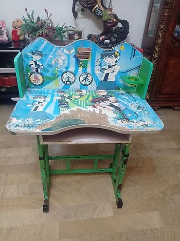 parta masa: Ben 10 dizaynlı uşaq yazı masası. Masa rəngarəng Ben 10 personaj — 3