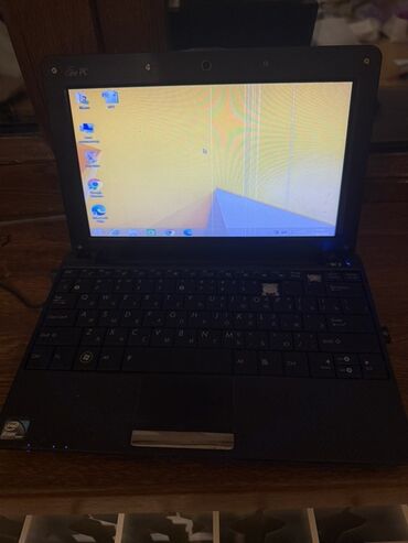 Kompüter və noutbuk aksesuarları: ASUS Eee PC netbuk - Model: ASUS Eee PC (seriya loqosu üst qapaqda və