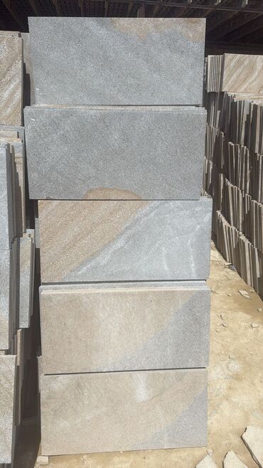 Kafel və metlax: Bej rəngli, düzbucaqlı formalı, təbii daş plitələr. İstənilən interyer — 30