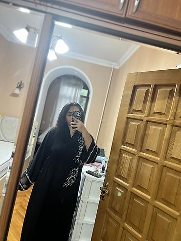is batinka: Qara abaya – incə bəzəkli.Yenidir.Üzerinde baş örtüsü və kəməri var — 2