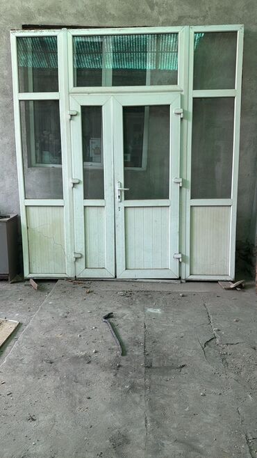 садовый дом: Пластиковая дверь, Со стеклом, 265 * x 239 см, Б/у
