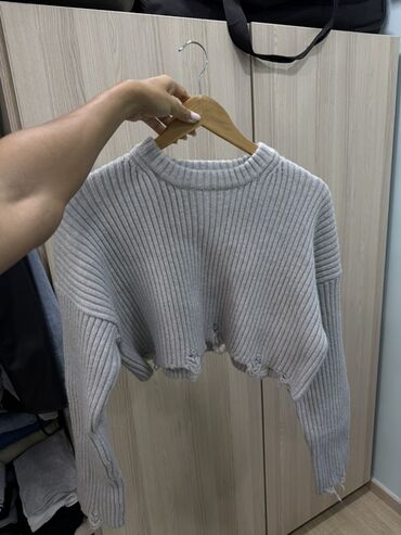 toxunma kofta modelleri: Boz rəngli trikotaj sviter – qısa (crop) model Bershka 🆘 60 azn