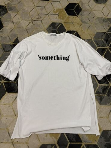Спортивные костюмы: Ağ rəngli unisex T‑shirt. İşlənməyib, təzədir. Ön hissədə qara rənglə
