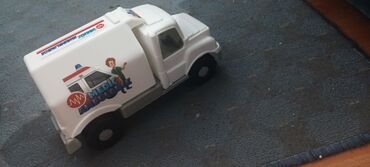 iscepane farmerke za decu: Kamion za decu Medik ambulance plastika ocuvanone koriscenonovo