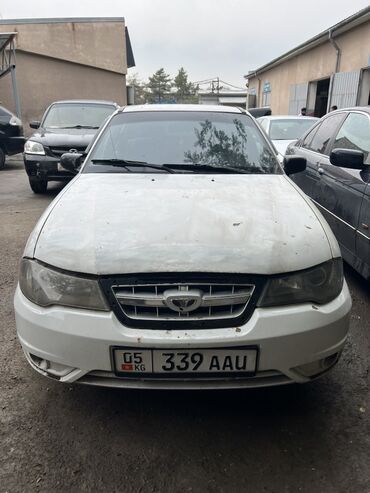 проставки на авто: Daewoo Nexia, седан, белый цвет. Объем двигателя 1.6L (эмблема Nexia