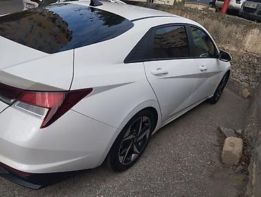 ucuz raf: Hyundai Elantra – ağ rəng, sedan gövdə. Xarici dizayn: - Kəskin — 2