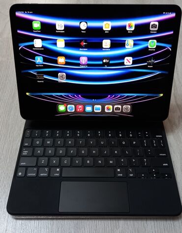 soyuducu qara: Apple iPad Pro 11 2018 64gb yaddaş + Magic Keyboard ideal vəziyyətdə