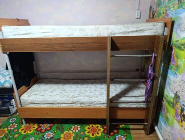 деревянный кровать: Двухъярусная кровать с деревянным каркасом. Конструкция включает в