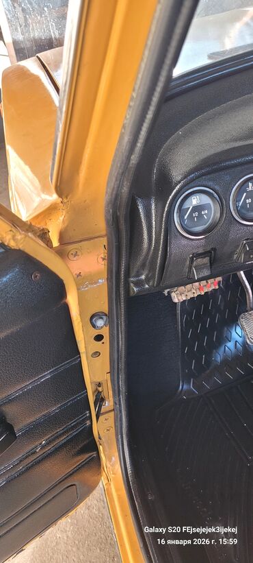 VAZ (LADA): VAZ 2106, sarı rəngli sedan Müəssisə: VAZ Model: 2106 (klassik — 13