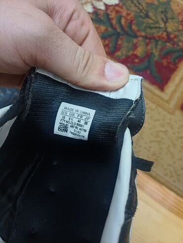 Krasofkalar və idman ayaqqabıları: Orginal Adidas buts. qutuda verilir.şəkildə göründüyü kimidir