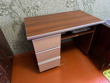 işlənmiş ofis mebeli: Komputer masasi Laminat materiallidir Sag asagi hissesinde yungul