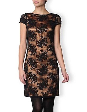 тёплые платья: Платье WE Fashion Черное кружево на чехле бронзового цвета, прямое
