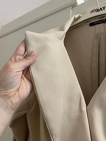 mini etek: Trendyol qadın paltarı – bej rəngdə, blazer üslubunda mini model — 3
