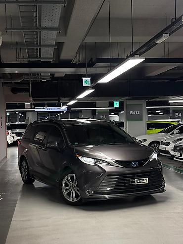 Toyota: Toyota Sienna: 2021 г., 2.5 л, Вариатор, Гибрид, Минивэн — 2