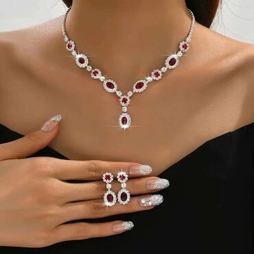 Setovi nakita: Prelepe minljuse i ogrlica u kompletu
cena:2500 din
