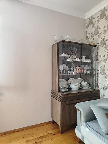 wfaner mebel: Servant Saloğlu.
180 sm hündürlük, 1 metr eni və 45 sm dərinlik — 1