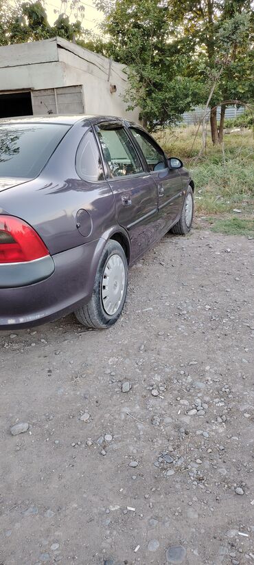 Opel: Tünd göy rəngdə olan Opel Vectra sedanı. Bu avtomobil rahat və — 4