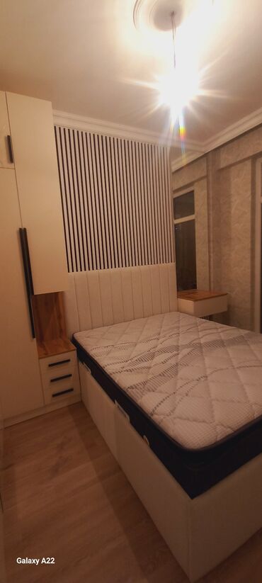 Mətbəx mebeli: Mətbəx mebeli dəsti – L formalı, ağ və bənövşəyi parlaq fasadlarla — 4