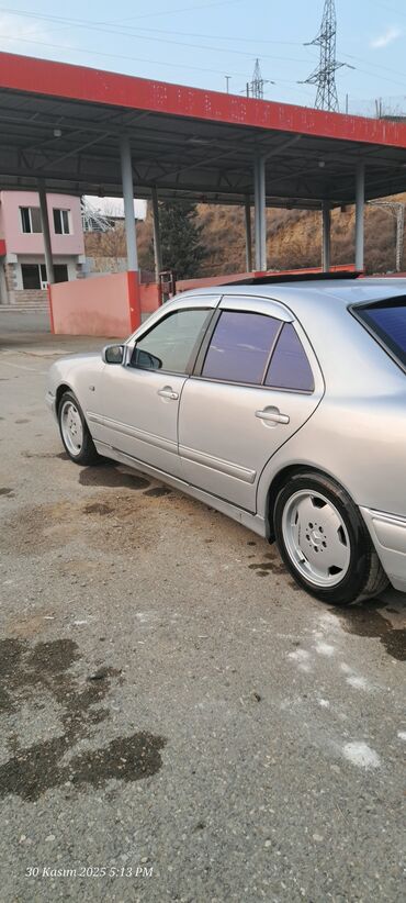 Mercedes-Benz: Mercedes-Benz E-Class (W210) sedan - Gümüş rəng, 4 qapı - Ön dəyirmi — 13
