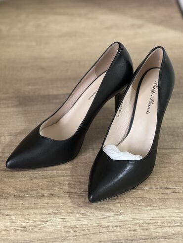 обувь 38: Лодочки «Lady Marcia» 
Натуральная кожа, 38 размер 
Новые

2000 сом