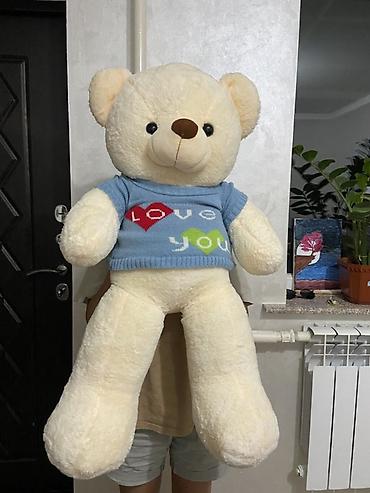 одежда мишка: Большой плюшевый мишка в голубом свитере с надписью “Love You”. - — 1