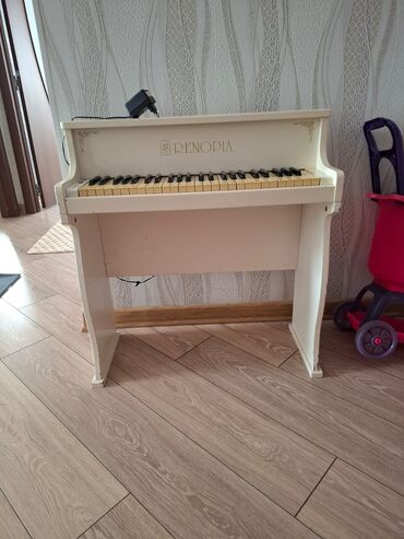 Tar: Uşağ üçün pianino yeni musiqi məktəbine başlayanlar üçün tokla işləyir