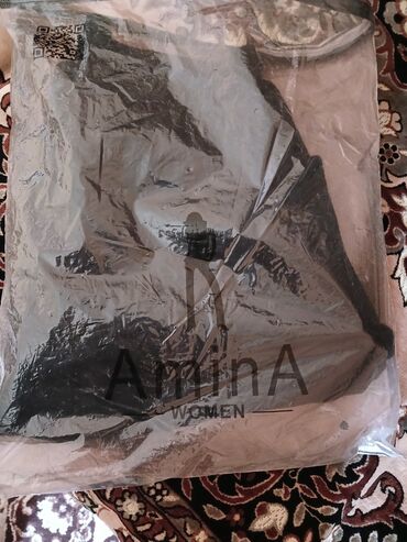 Kardiqanlar, jaketlər: Naxışlı qadın kardiganı. Qara rəngdədir və üzərində güllü naxışlar — 9