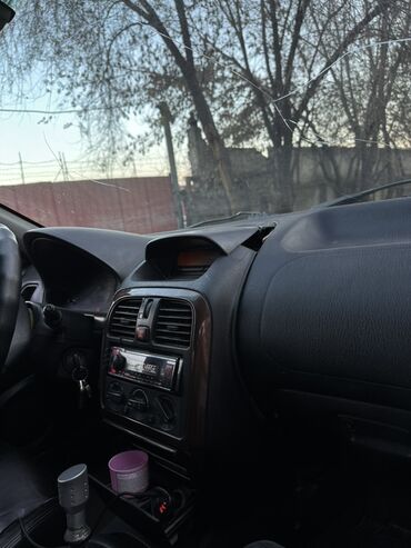 Другие автомобили: Черный седан класса D, 4 двери, левый руль. Кузов с плавными линиями — 11